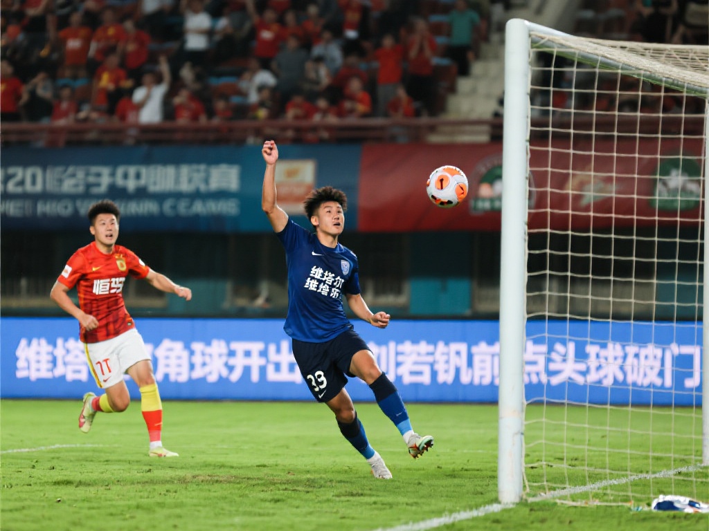 维塔尔角球助攻,刘若钒前点头球精彩破门 绿茵场上总有一些令人拍案称绝的瞬间,它们